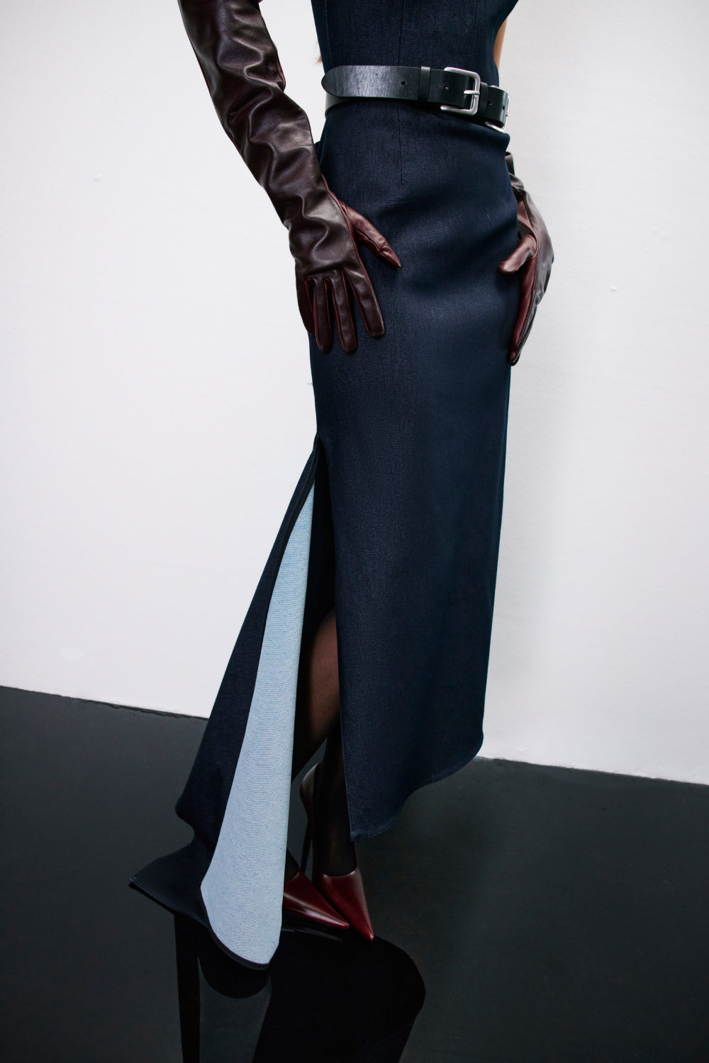 Sloane Two-Tone Buttoned Leather Gloves in Burgundy